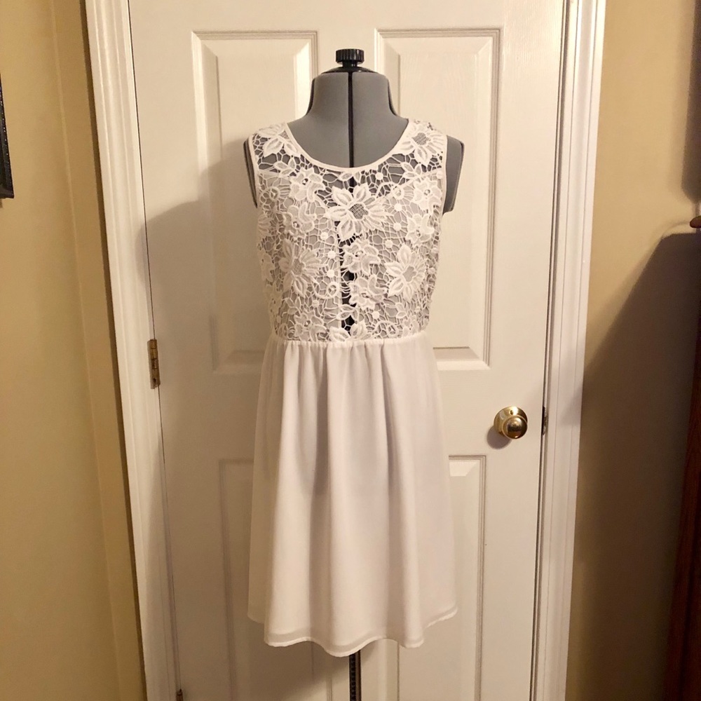 Cute White Dress w/Sheer Back, Size Small